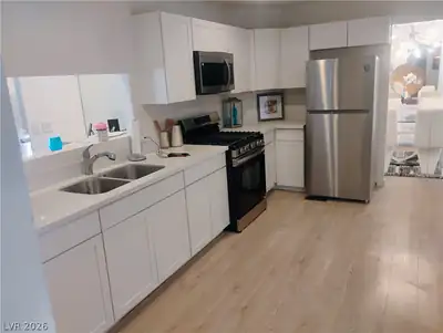 3370 Ewa Beach Drive, Las Vegas, NV 89122 Kitchen