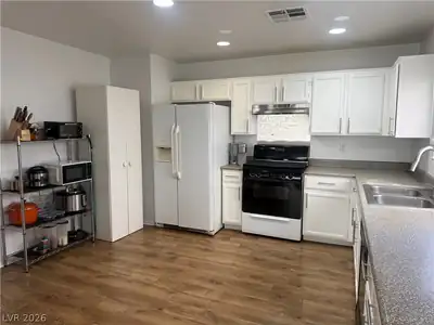 5266 Paradise Skies Avenue, Las Vegas, NV 89156 Kitchen
