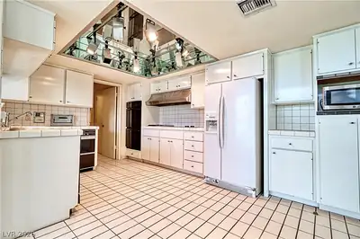 940 Vegas Valley Drive, Las Vegas, NV 89109 