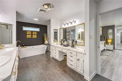 2020 Silver Avenue, Las Vegas, NV 89102 Primary Bathroom