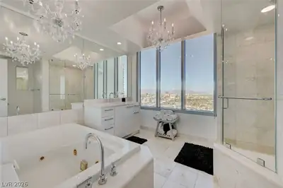 222 Karen Avenue 3301, Las Vegas, NV 89109 Primary Bathroom