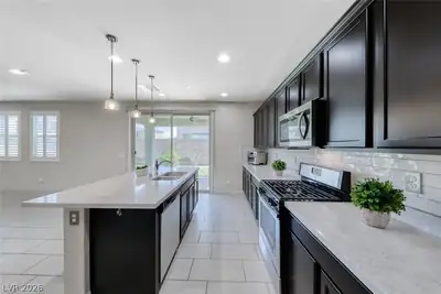 1172 Strada Pecei, Henderson, NV 89011 Kitchen