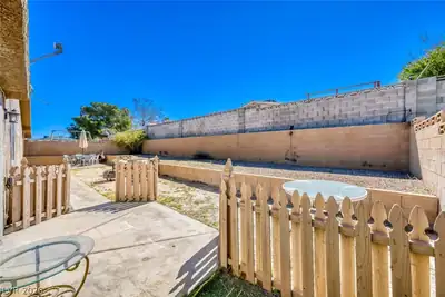 325 West Rochell Drive, Henderson, NV 89015 Yard