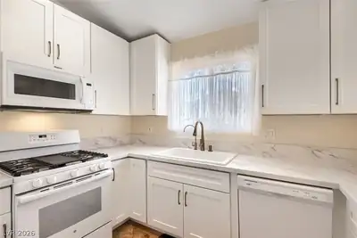 7830 Foxwood Place, Las Vegas, NV 89145 Kitchen